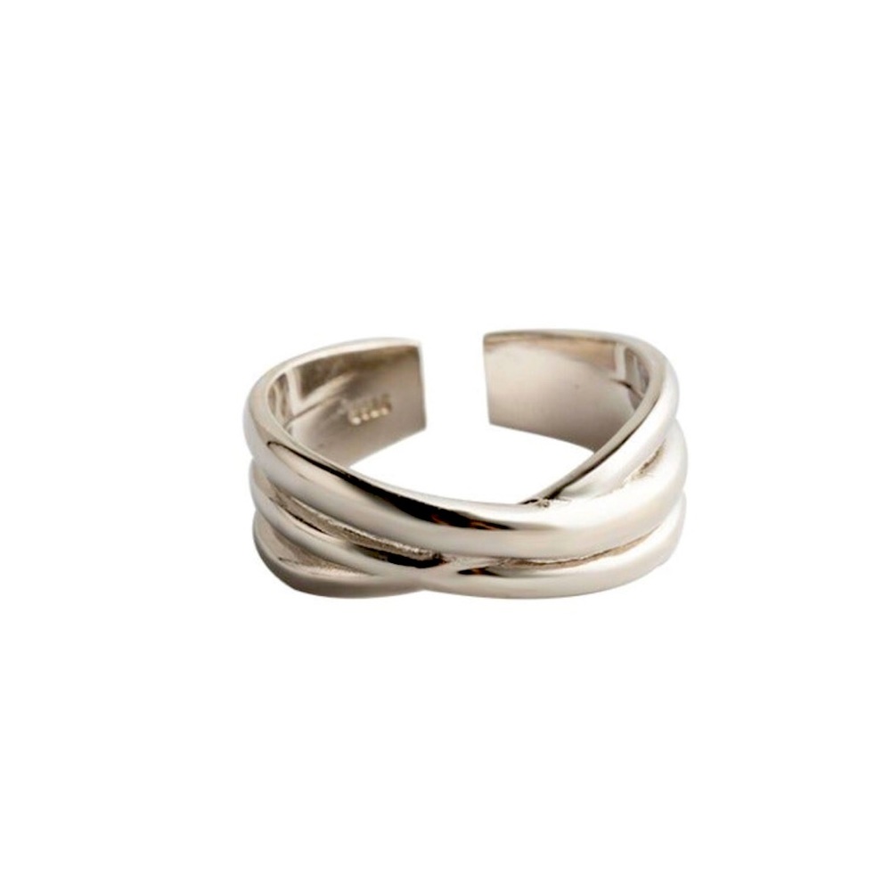 Beautifully interlocking 3 bands to create a sophisticated and timeless Ring